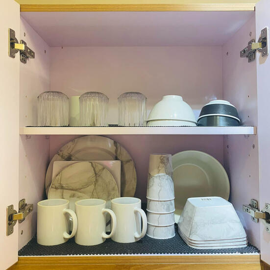 Provided plates, bowls and mugs/glass