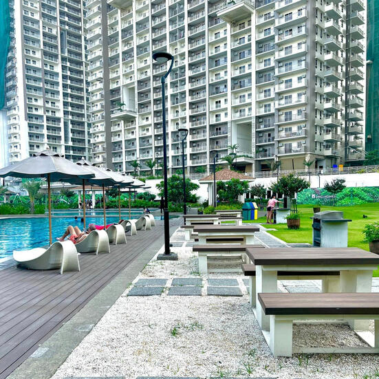 Grilling area near pool
